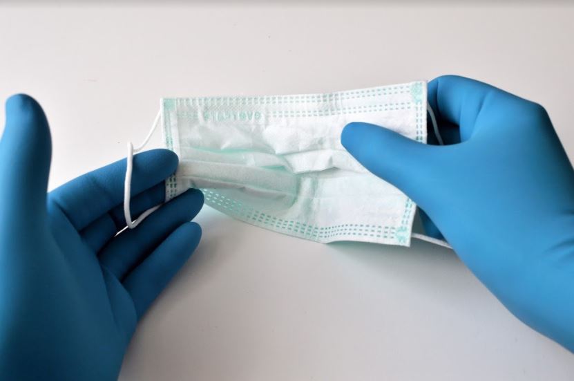 tapaboca guantes azules